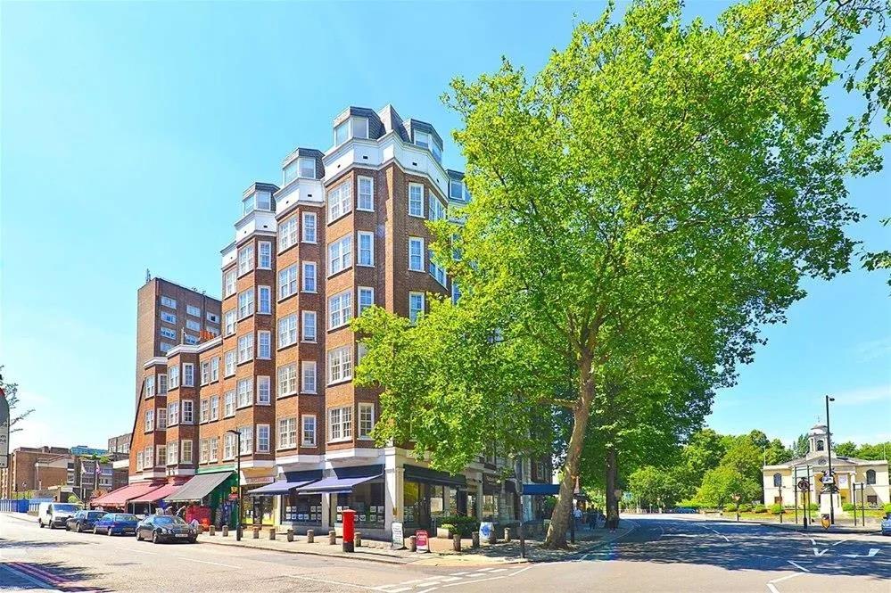 2 bed property in Park Road, London